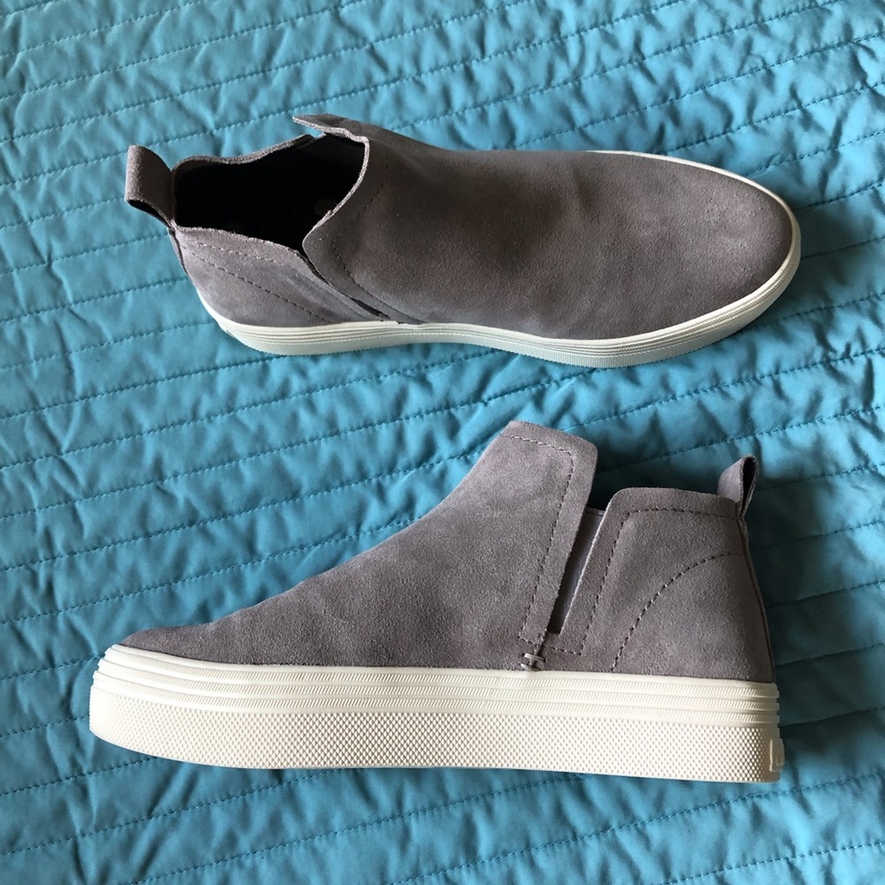 Sneakers - Picture 2 of 8